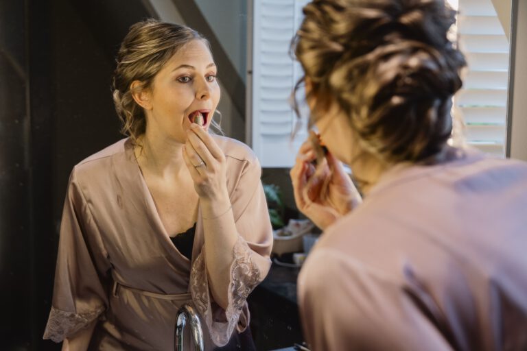 Trouwfoto's van make-up tijdens de voorbereiding op de bruiloft