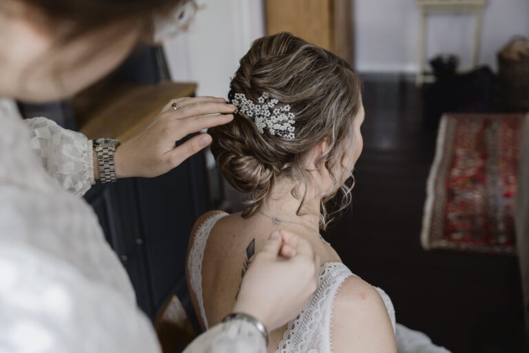 Trouwfoto's van haarstyling tijdens de bruiloft voorbereiding