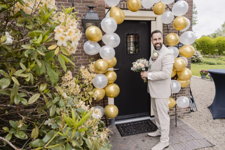 trouwfotografie van first-look tijdens bruiloft bij voordeur van bruid