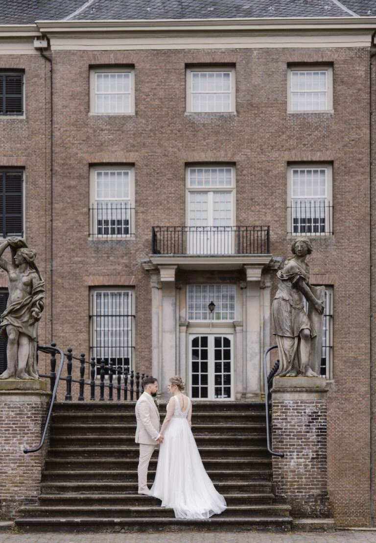 Trouwfotografie op de trappen van kasteel Amerongen