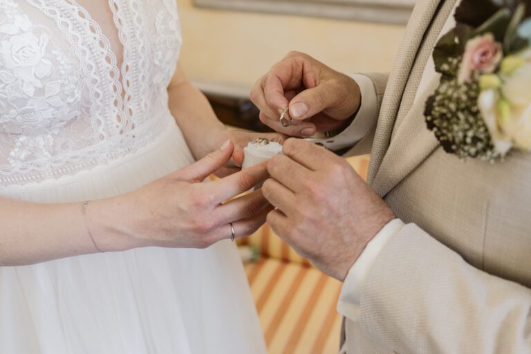 Trouwfotografie ringen tijdens ceremonie in stadhuis wageningen