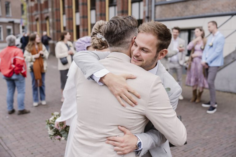 gasten en felicitaties tijdens bruiloft op plein voor stadhuis wageningen