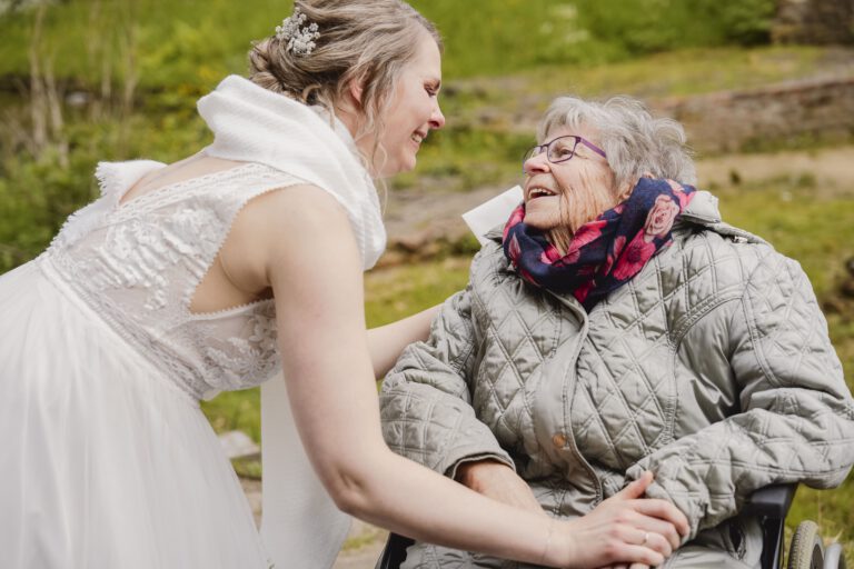 Trouwfoto van felicitatie van oma tijdens bruiloft