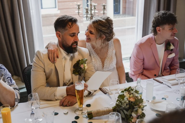 bruid en bruidegom tijdens het diner op hun bruiloft