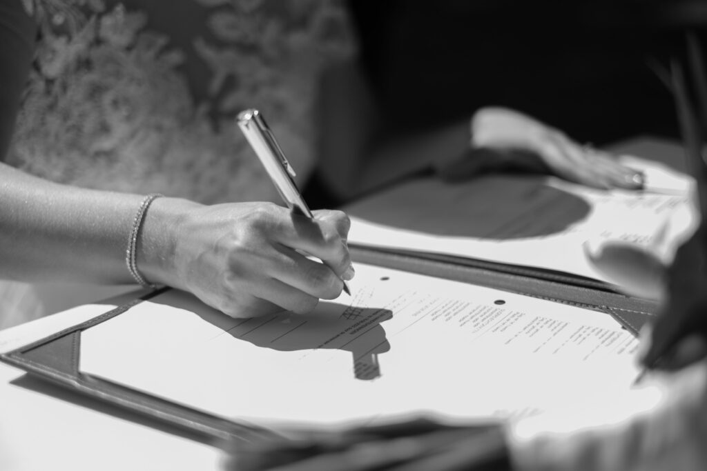 handtekening tijdens ceremonie bruiloft