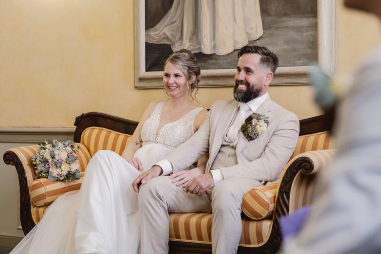 bruid en bruidegom tijdens de ceremonie in de trouwzaal van stadhuis wageningen