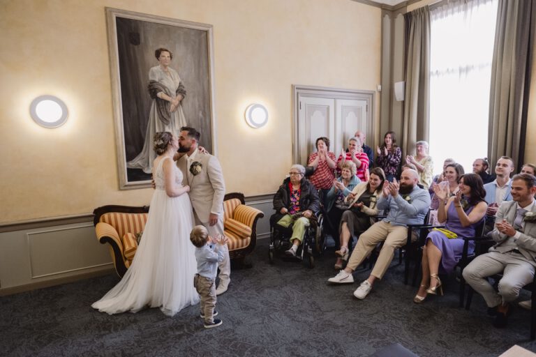 Fotografie van ja-woord tijdens een bruiloft in het stadhuis van wageningen